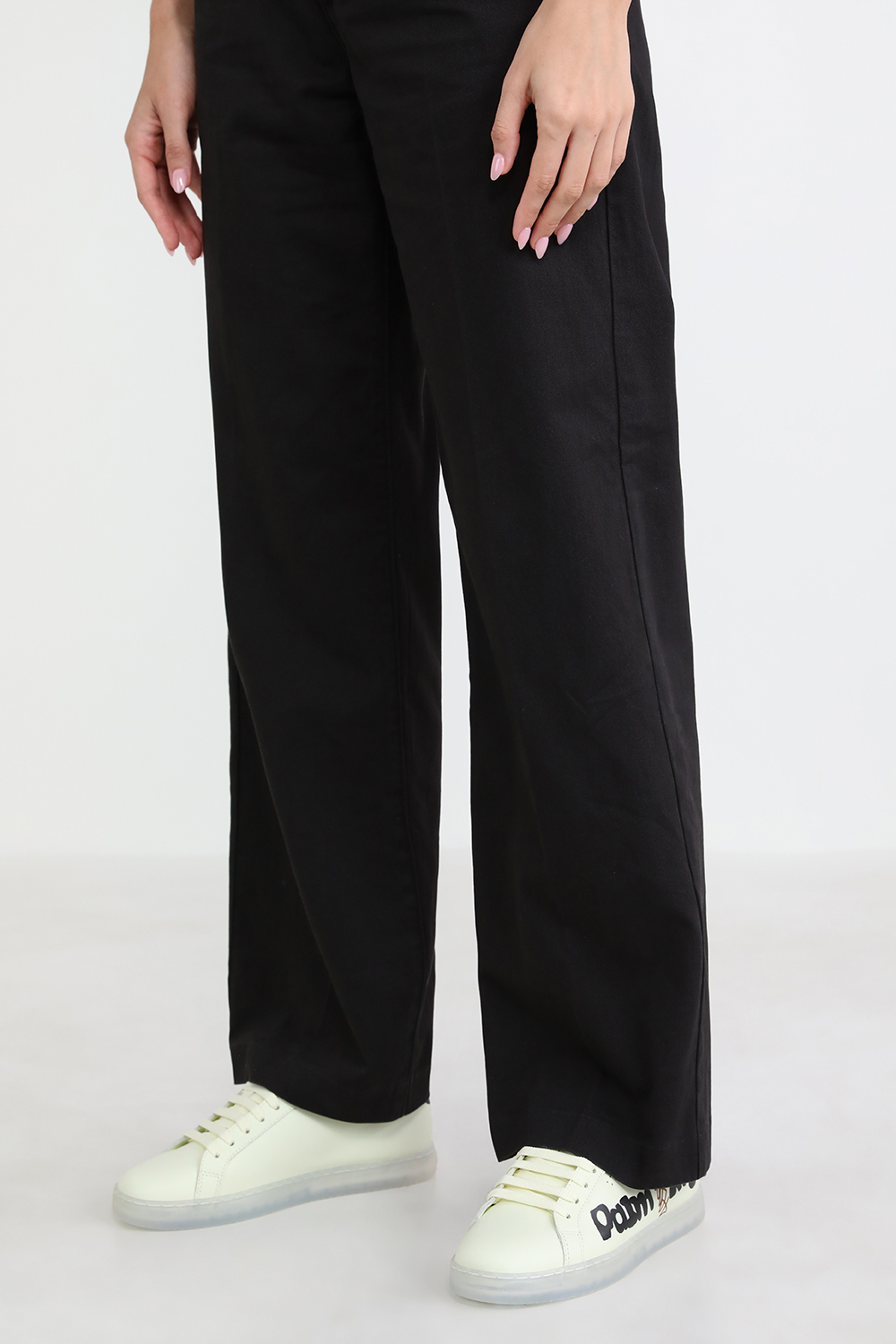 תמונת כל הלוק של נעלי סניקרס עם לוגו